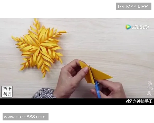 巧手雕刻足球巨星名字传承经典技艺与球场荣耀 巧手雕刻足球巨星名字传承经典技艺与球场荣耀