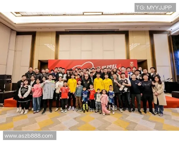 粉丝偶遇足球明星全程记录 热情互动引发网络热议 粉丝偶遇足球明星全程记录 热情互动引发网络热议